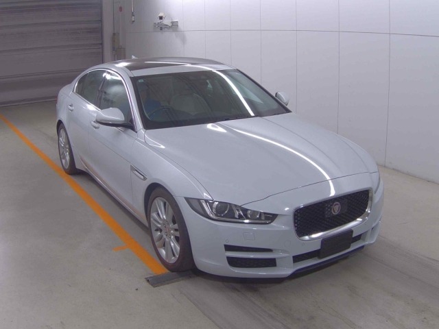 Jaguar XE 2015 8073060-0