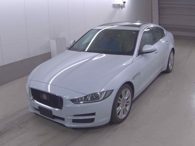 Jaguar XE 2015 8073060-3