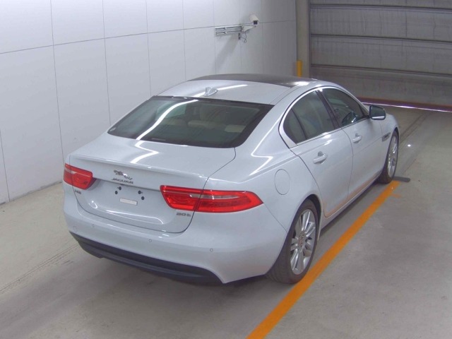 Jaguar XE 2015 8073060-4