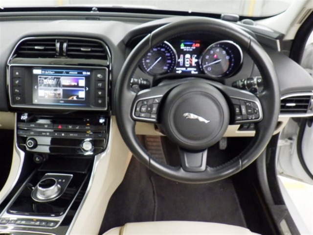 Jaguar XE 2015 8073060-5