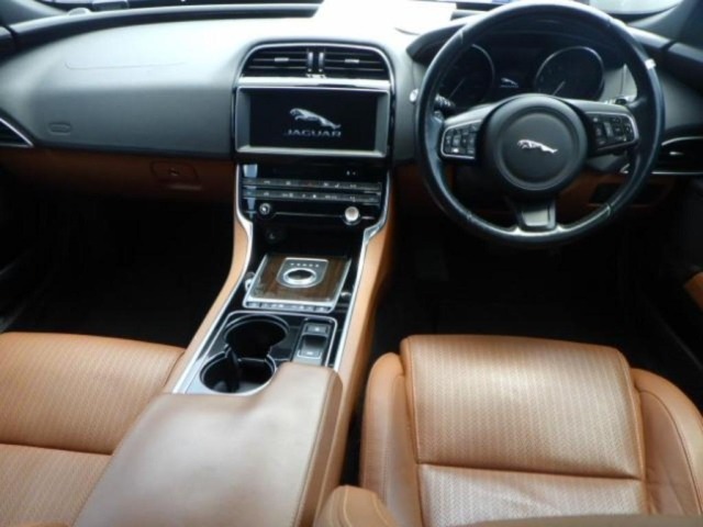 Jaguar XE 2016 8073103-3