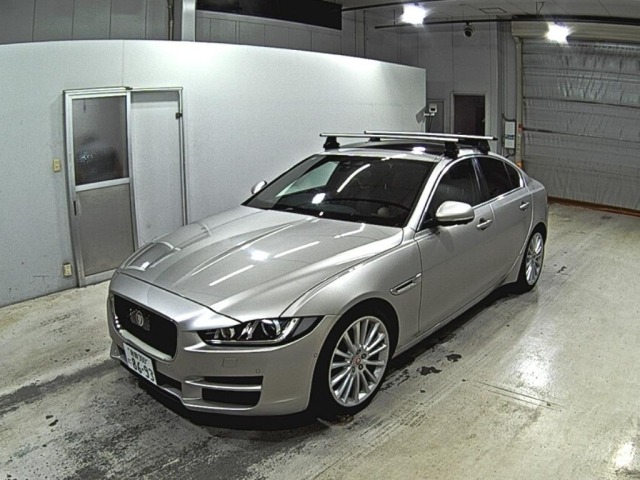 Jaguar XE 2016 8073103-4