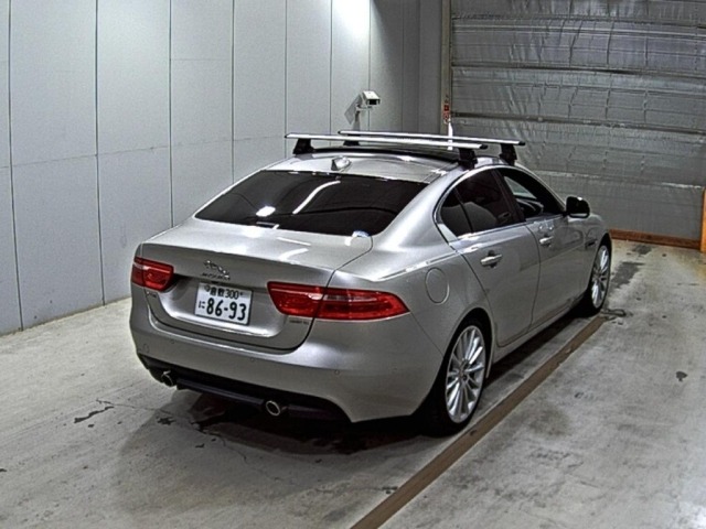 Jaguar XE 2016 8073103-5
