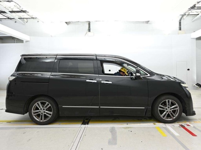 Nissan ELGRAND 2013 8079958-3