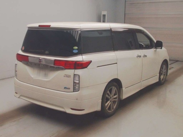 Nissan ELGRAND 2010 8080165-1