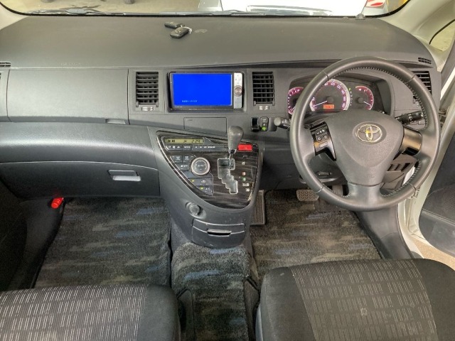 Toyota ISIS 2012 8084807-3