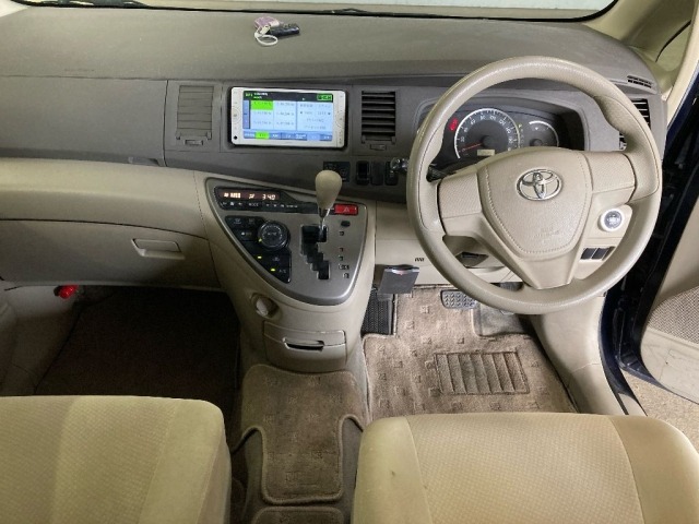 Toyota ISIS 2013 8084808-3
