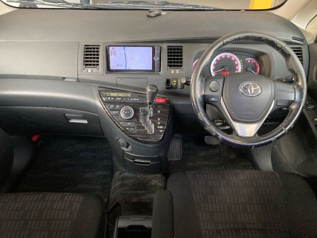 Toyota ISIS 2012 8084809-3