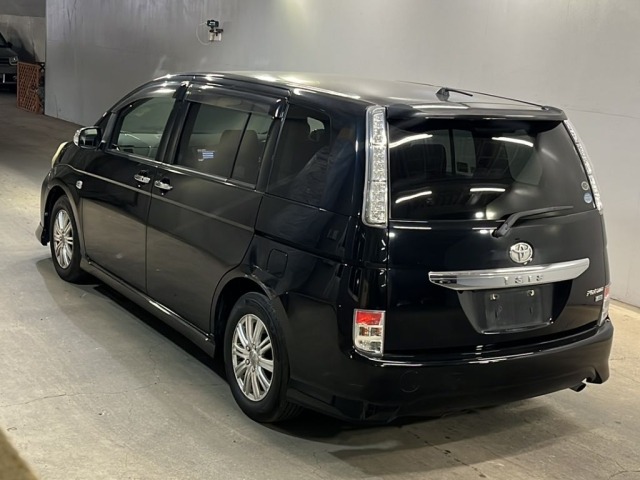 Toyota ISIS 2012 8084810-1