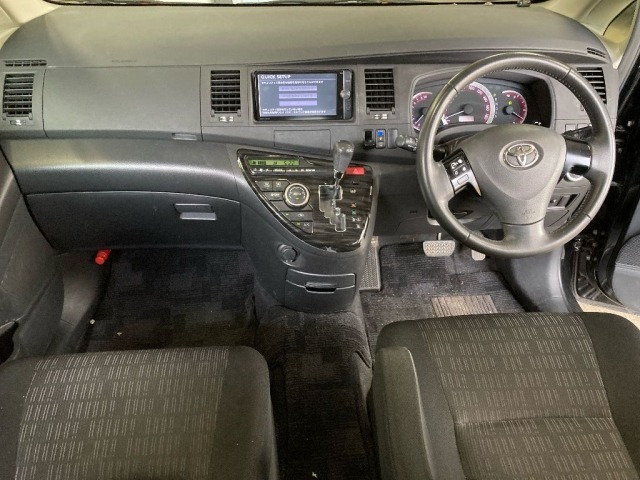 Toyota ISIS 2012 8084810-3