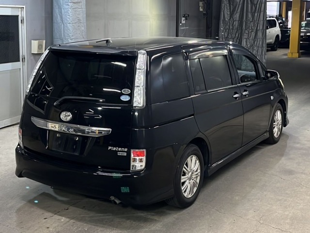 Toyota ISIS 2012 8084810-5