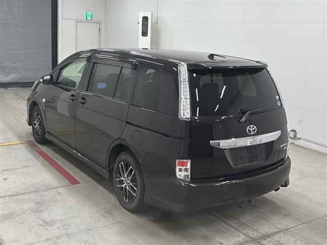 Toyota ISIS 2012 8084812-1