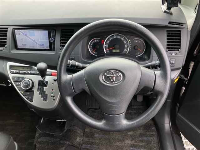 Toyota ISIS 2012 8084812-3