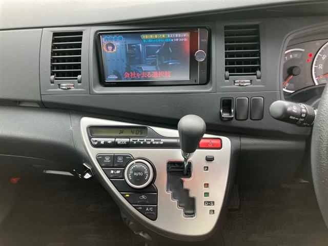 Toyota ISIS 2012 8084812-6