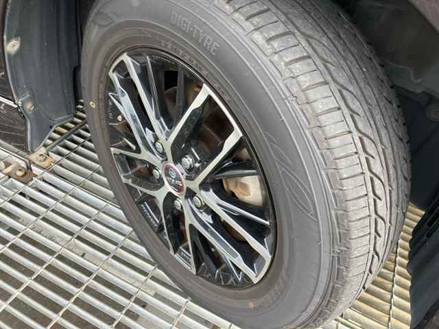 Toyota ISIS 2012 8084812-9