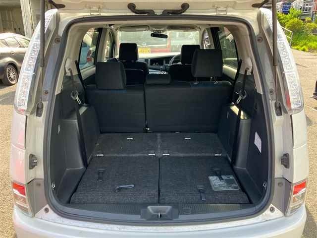 Toyota ISIS 2013 8084813-10