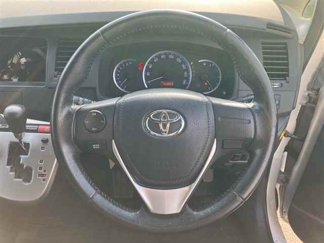 Toyota ISIS 2013 8084813-3