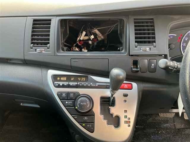 Toyota ISIS 2013 8084813-6
