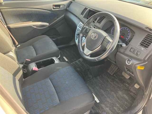 Toyota ISIS 2013 8084813-7