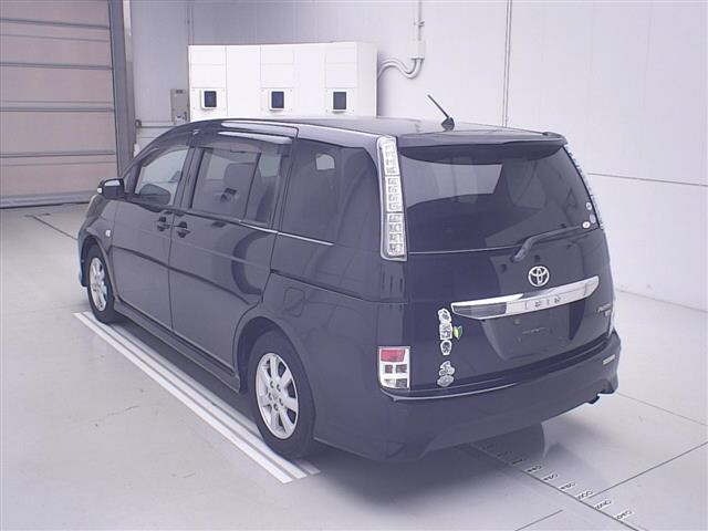Toyota ISIS 2011 8084816-1
