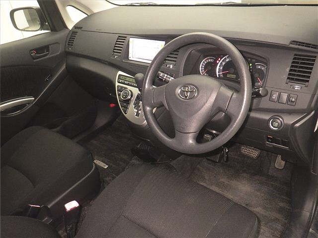 Toyota ISIS 2011 8084816-3