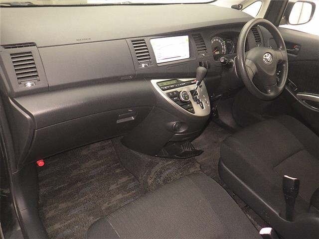 Toyota ISIS 2011 8084816-4
