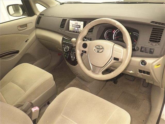 Toyota ISIS 2013 8084817-3