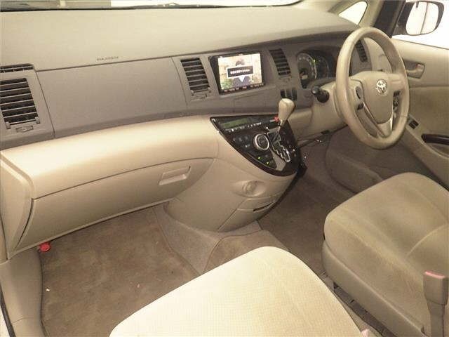 Toyota ISIS 2013 8084817-4