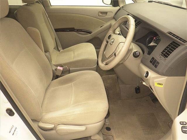 Toyota ISIS 2013 8084817-5
