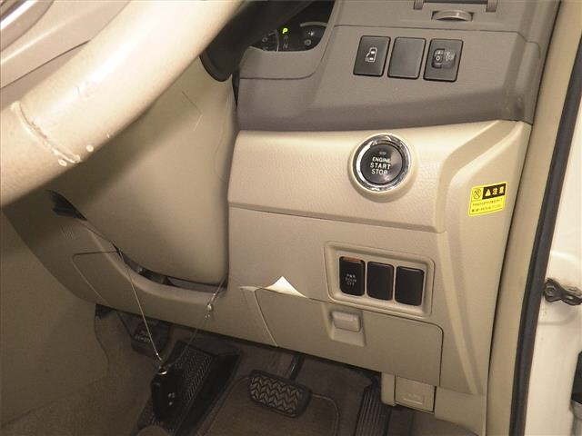 Toyota ISIS 2013 8084817-8