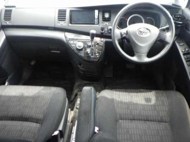 Toyota ISIS 2011 8084818-3