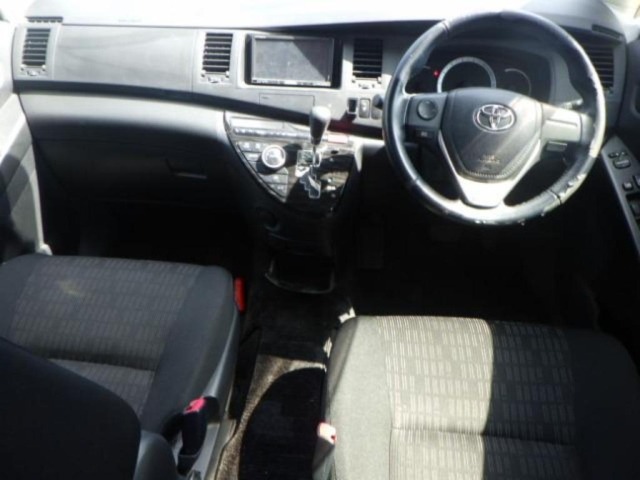 Toyota ISIS 2013 8084819-3