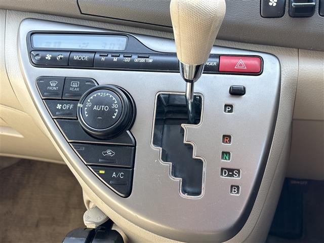 Toyota ISIS 2011 8095264-12