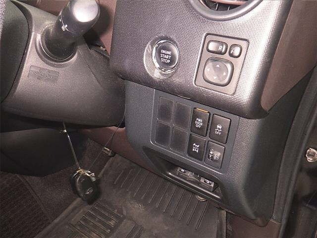 Toyota SPADE 2015 8102583-8