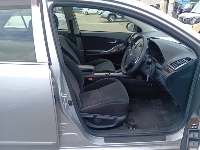 Toyota PREMIO 2021 8113057-3