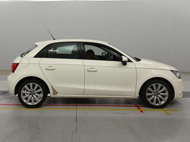 Audi A1 2012 8137554-3