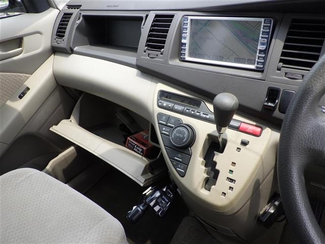 Toyota ISIS 2005 8117906-15