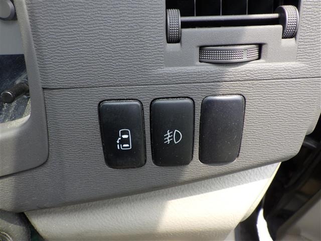 Toyota ISIS 2005 8117906-16