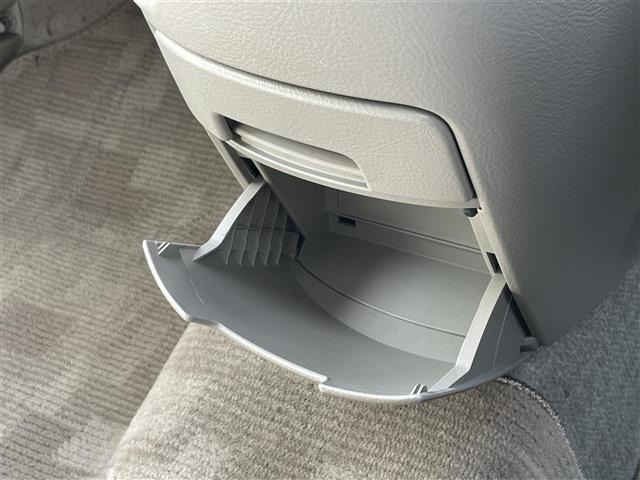 Toyota ISIS 2017 8117914-1