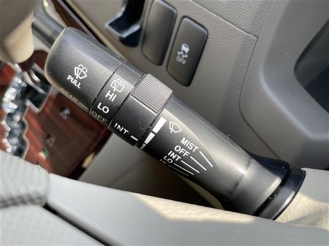 Toyota ISIS 2017 8117914-11