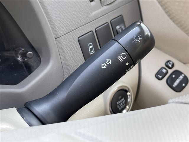 Toyota ISIS 2017 8117914-12