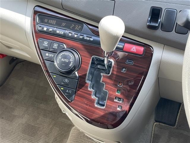 Toyota ISIS 2017 8117914-21