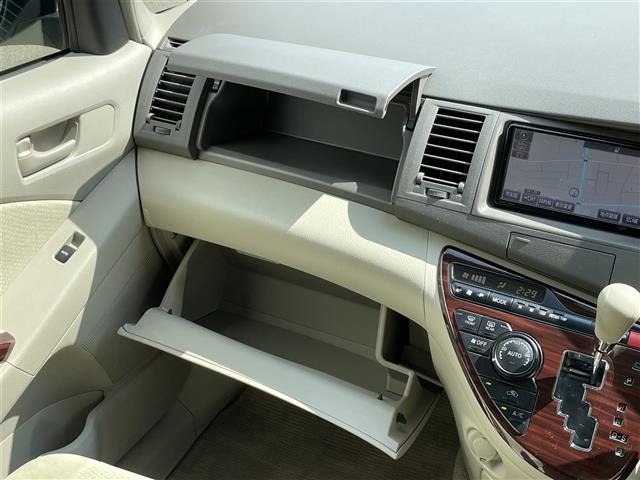 Toyota ISIS 2017 8117914-3