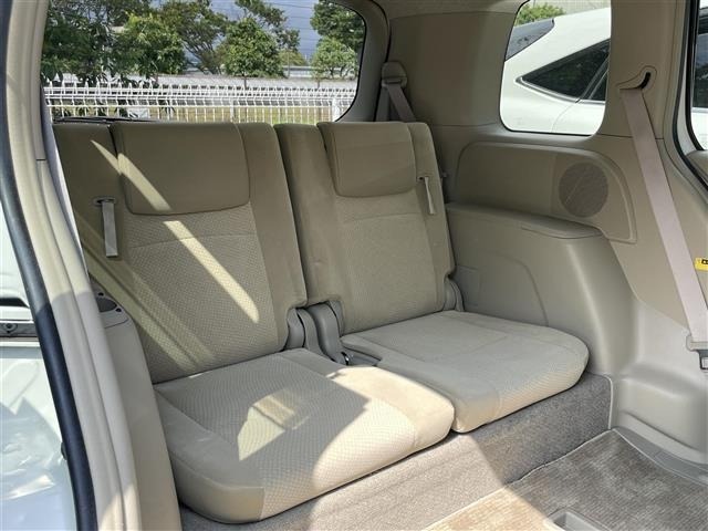Toyota ISIS 2017 8117914-6