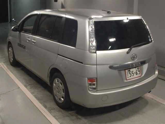 Toyota ISIS 2015 8117923-1