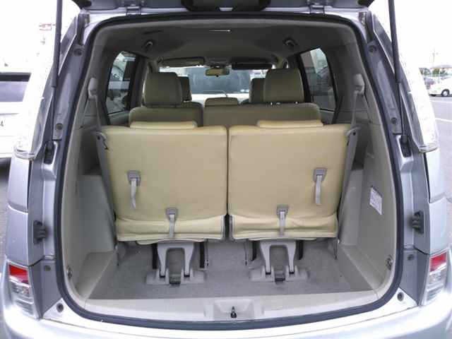 Toyota ISIS 2015 8117923-10