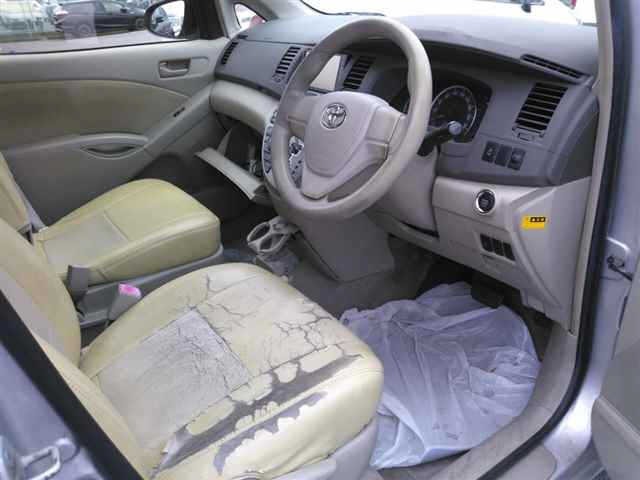 Toyota ISIS 2015 8117923-3