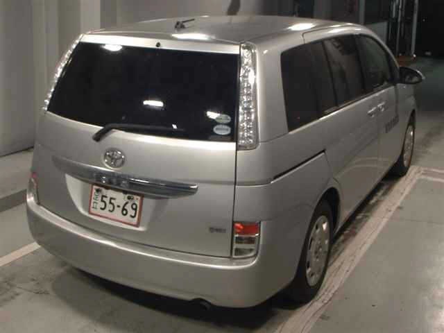 Toyota ISIS 2015 8117923-5