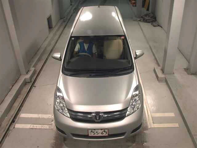 Toyota ISIS 2015 8117923-6
