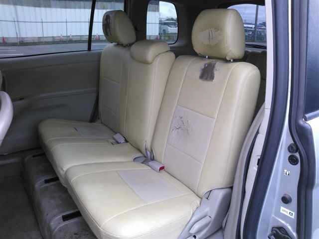 Toyota ISIS 2015 8117923-9